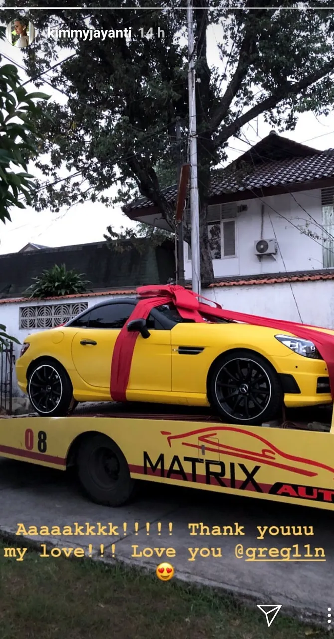 Kimmy merasa senang dengan kejutan dari sang suami. (Credit:Instagram/kimmyjayanti)