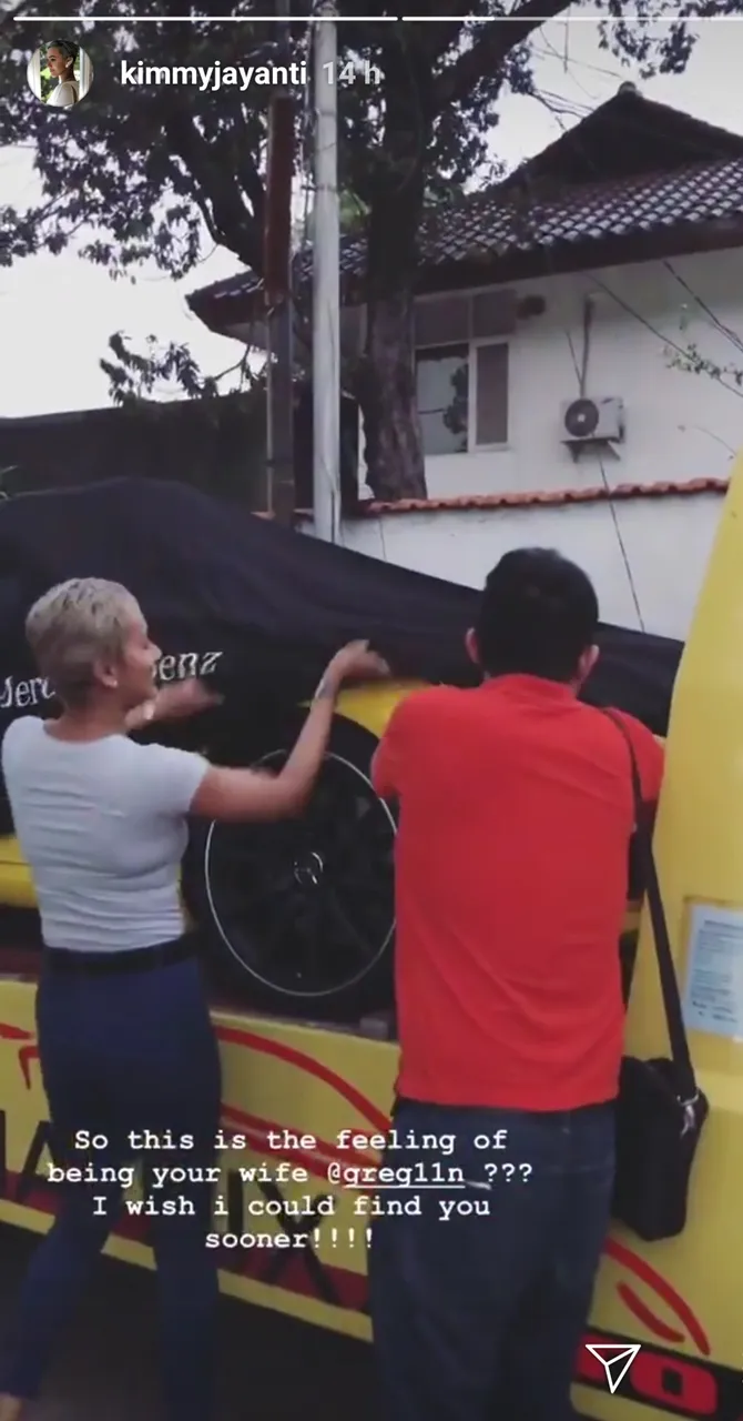 Kimmy terpekik bahagia ketika mobil tersebut datang. (Credit:Instagram/kimmyjayanti)