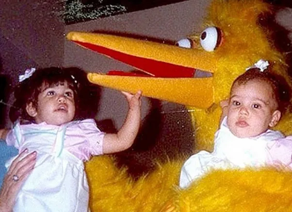 Kourtney dan Kim pada tahun 1981 @ Twitter.com/kimkardashian