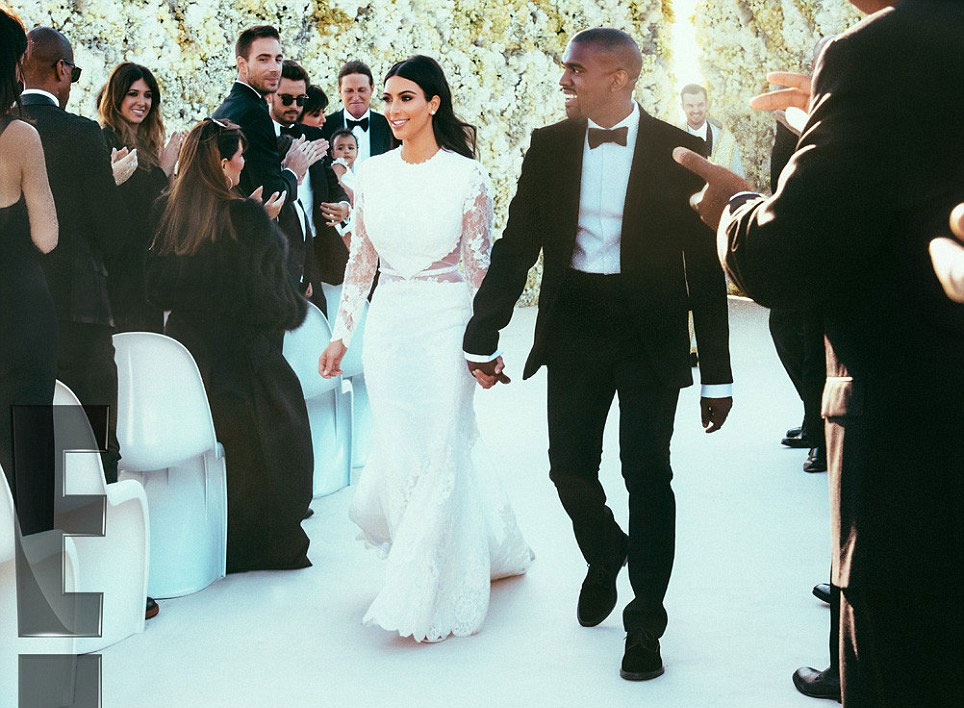 gaun pengantin kim kardashian ssecara utuh, mau lihat?