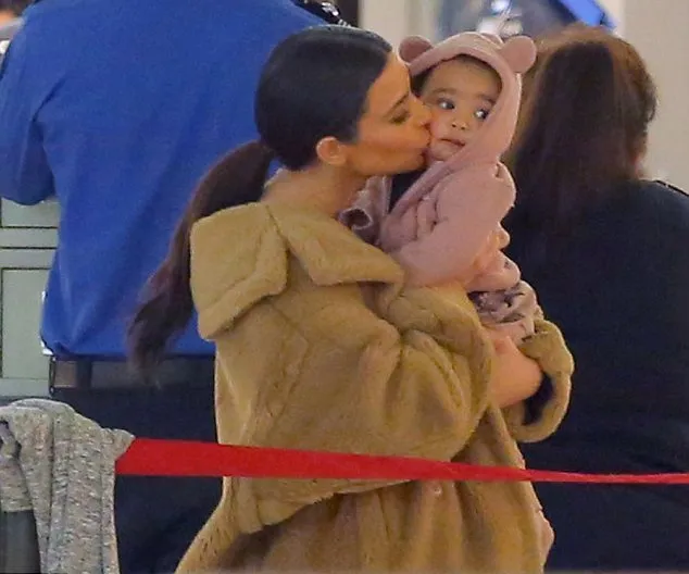 Kim Kardashian dan North West @ dailymail.co.uk