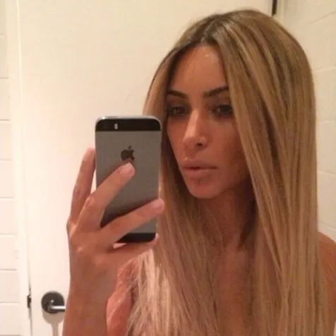 Nggak nyangka kan kalau ini rambut palsu? @ instagram.com/kimkardashian