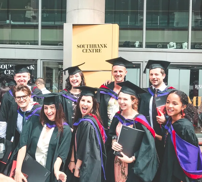 Kimberly Ryder bersama teman-teman kulianya di pesta wisuda © instagram.com/kimbrlyryder