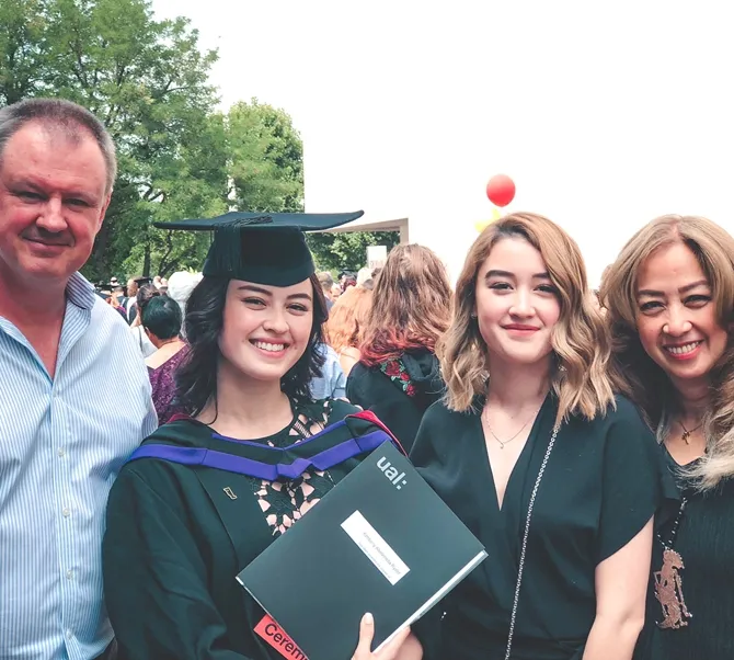 Orang tua dan adik Kimberly Ryder, Natasha, hadiri wisudanya © instagram.com/kimbrlyryder