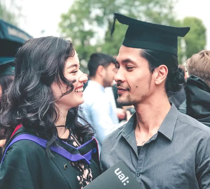Edward Akbar hadir ke wisuda Kimberly Ryder di UK © instagram.com/kimbrlyryder