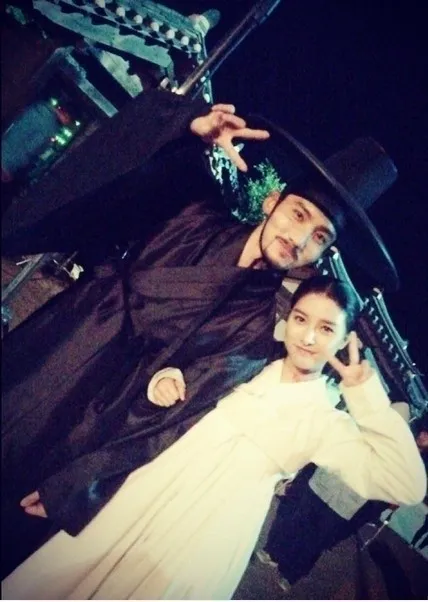 Selfie Kim So Eun gandeng mesra tangan Changmin. ©soompi.com
