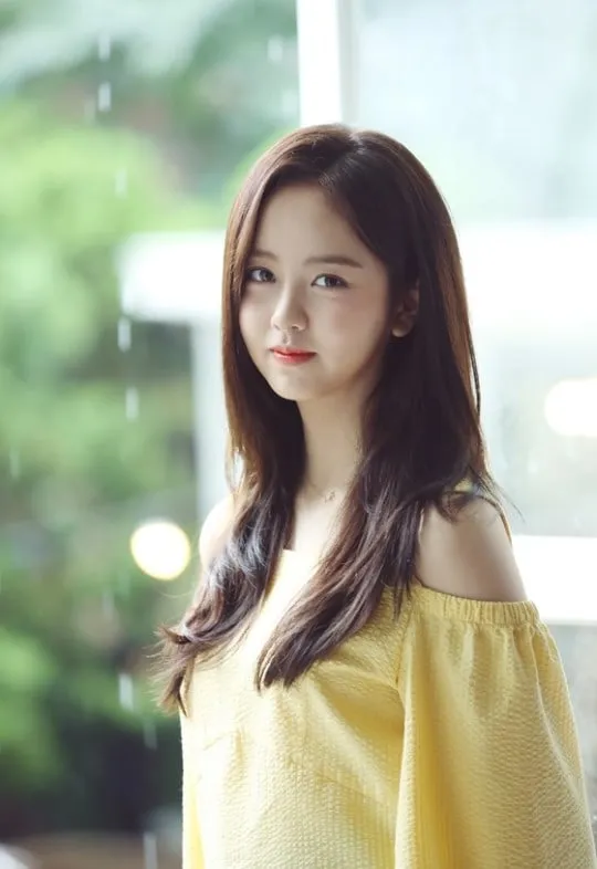 Kim So Hyun menceritakan kedekatannya dengan Yoo Seung Ho dalam wawancara terbaru. © soompi.com