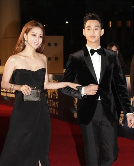 Kim Soo Hyun dan Han Ye Seul menghadiri event awards bersama. @koreaboo.com
