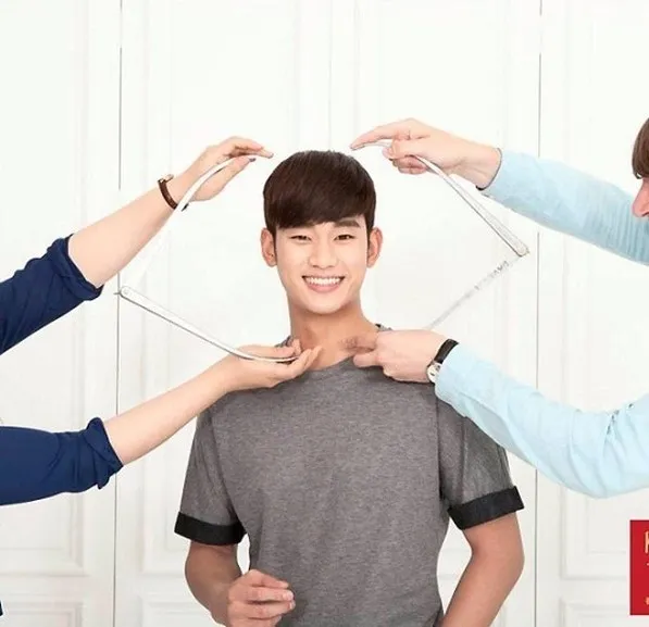 Kim Soo Hyun senyum-senyum ketika diukur © Weibo Madame Tussaud