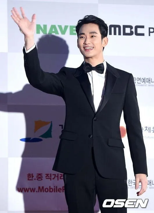 Kim Soo Hyun dianugerahi sebagai sosok yang telah berjasa membuat Korea terkenal dalam bidang kebudayaan. © OSEN