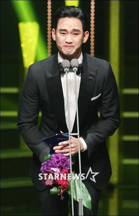 Momen saat Kim Soo Hyun menang Daesang di 2015 Korea Drama Awards. © starnews