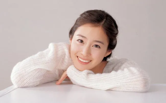 Sudah cantik, dagunya juga bikin iri © koreaboo.com