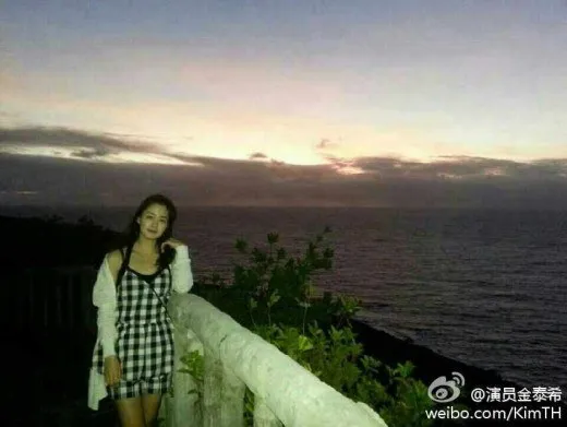 Kim Tae Hee saat menikmati matahari terbit @soompi.com