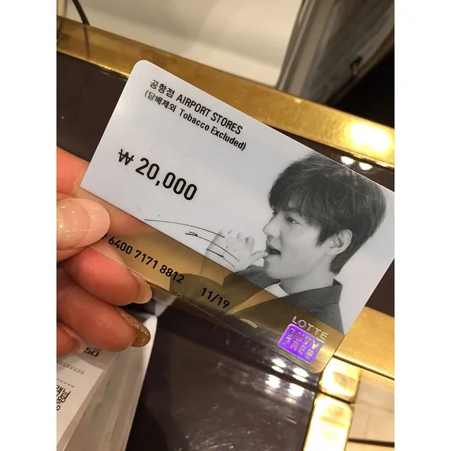 Park Shin Hye saat memamerkan voucher bergambar Lee Min Ho. @ssinz7 Instagram
