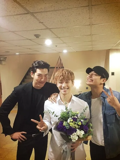 Momen reuni Kim Woo Bin bersama Kang Ha Neul, dan Junho 2PM. © mwave.interest.me