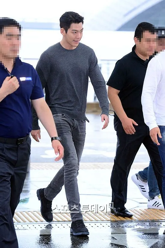 Bagaikan jalan di catwalk, penampakan model aktor pertama ini usai kabar pacaran. ©credit as tagged