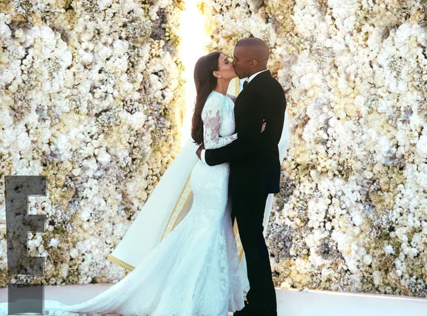 Ciuman mesra pertama Kanye dan Kim usai resmi menjadi suami istri foto via Digital Spy