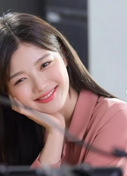 Kim Yoo Jung (credit: instagram.com/kimyoojungfan)