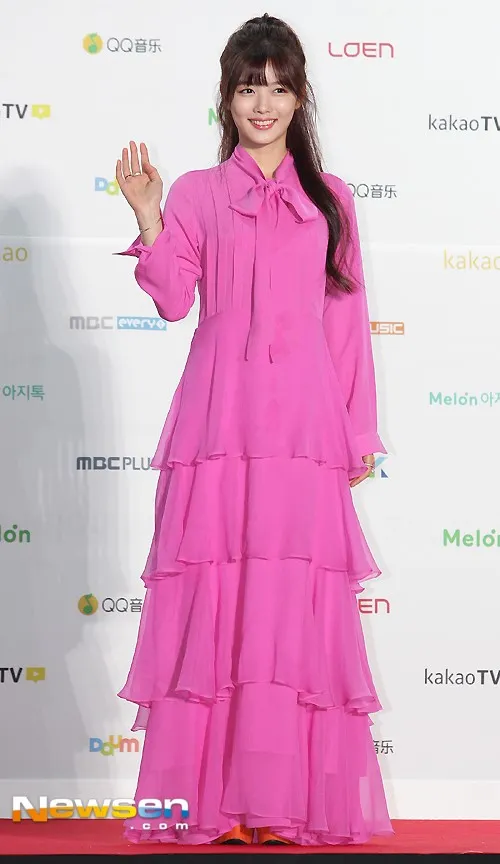 Kim Yoo Jung memilih dress pink yang membuat penampilannya semakin unyu. ©newsen.com