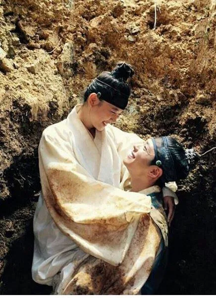 Ini adegan yang bikin Park Bo Gum dan Kim Yoo Jung jadi akrab banget bak kakak dan adik. ©soompi.com