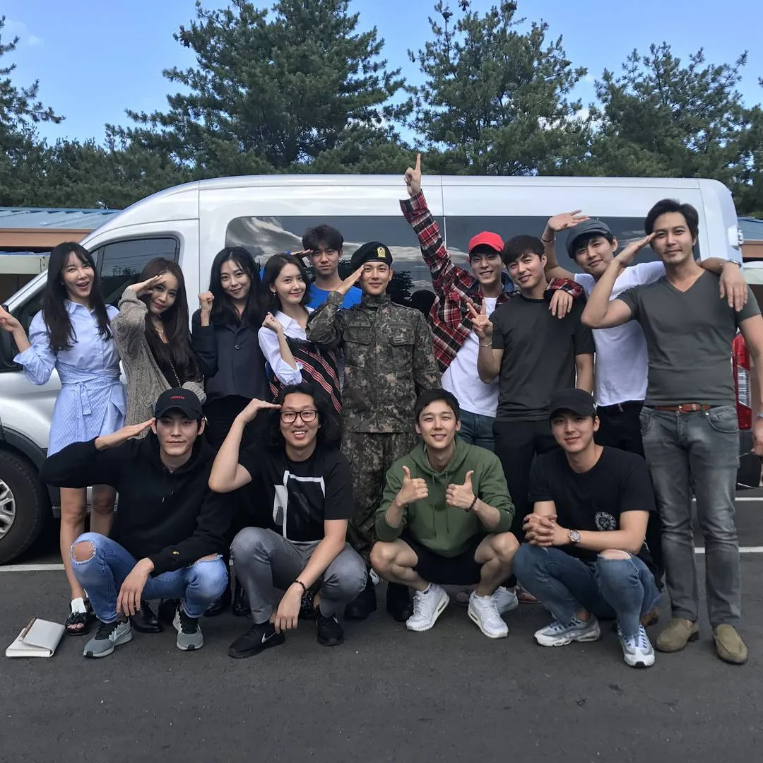 Yoona bersama pemain dan kru THE KING LOVES mengunjungi Siwan yang sedang menjalani wajib militer. © soompi.com