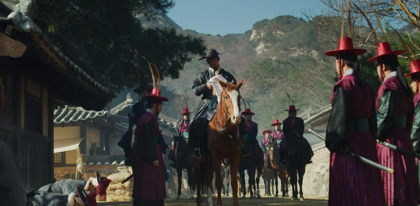 Anak menteri Jo Hak Joo ditemani pengawalnya menemukan rumor kematian sang raja © Netflix