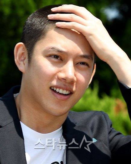 Heechul Keluar Dari Wajib Militer Dengan Penghargaan 