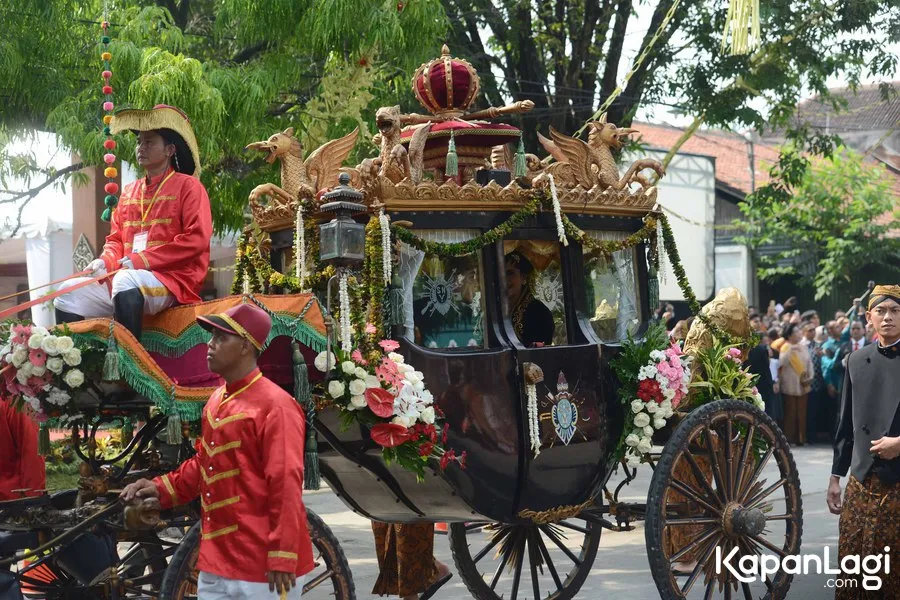 Iring-iringan kereta kencana pernikahan Kahiyang & Bobby © KapanLagi.com/Bayu Herdianto