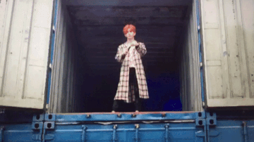 Detik-detik smoke bomb meledak di wajah Kiseop U-KISS. © Koreaboo.com