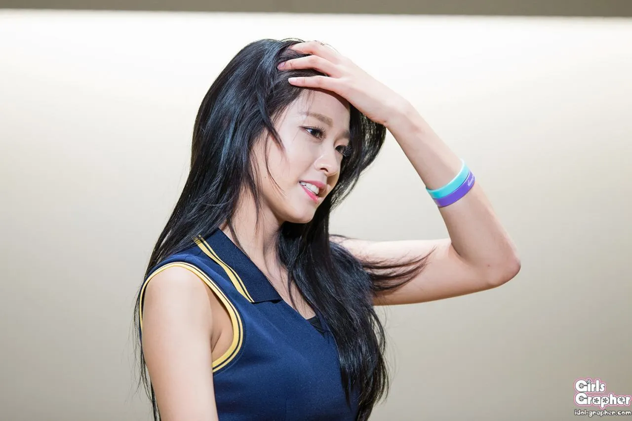 Seolhyun bercerita tentang kisah cintanya dengan sang mantan. © koreaboo.com
