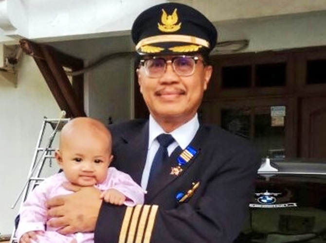 Ayah Gia yang berprofesi sebagai pilot selama lebih dari 30 tahun. © Twitter/GiaPratamaMD