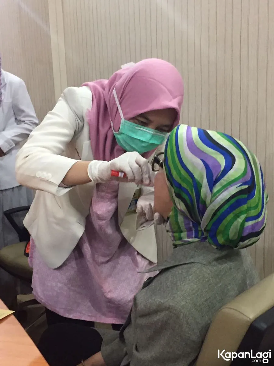 Aryani juga tes DNA dengan mengambil sampel dari rongga mulut © KapanLagi.com®
