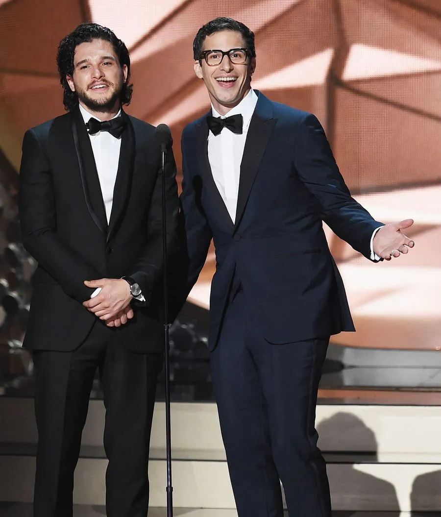 Kit Harrington dan Andy Samberg bacakan nominasi di panggung Emmys/©AFP