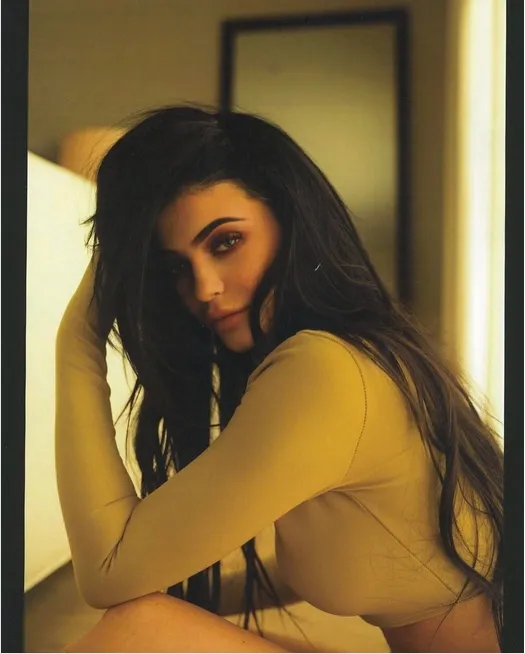 Dengan make-up yang flawless, Kylie Jenner makin tampak mempesona. /©instagram.com/kyliejenner