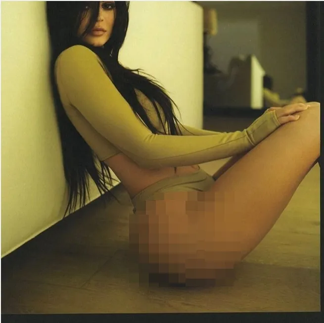 Mengenakan busana minim, Kylie Jenner selalu percaya diri dengan tubuh curvy-nya. /©instagram.com/kyliejenner