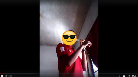 Salah satu peserta audisi online menggunakan obeng (credit: Kapanlagicom)