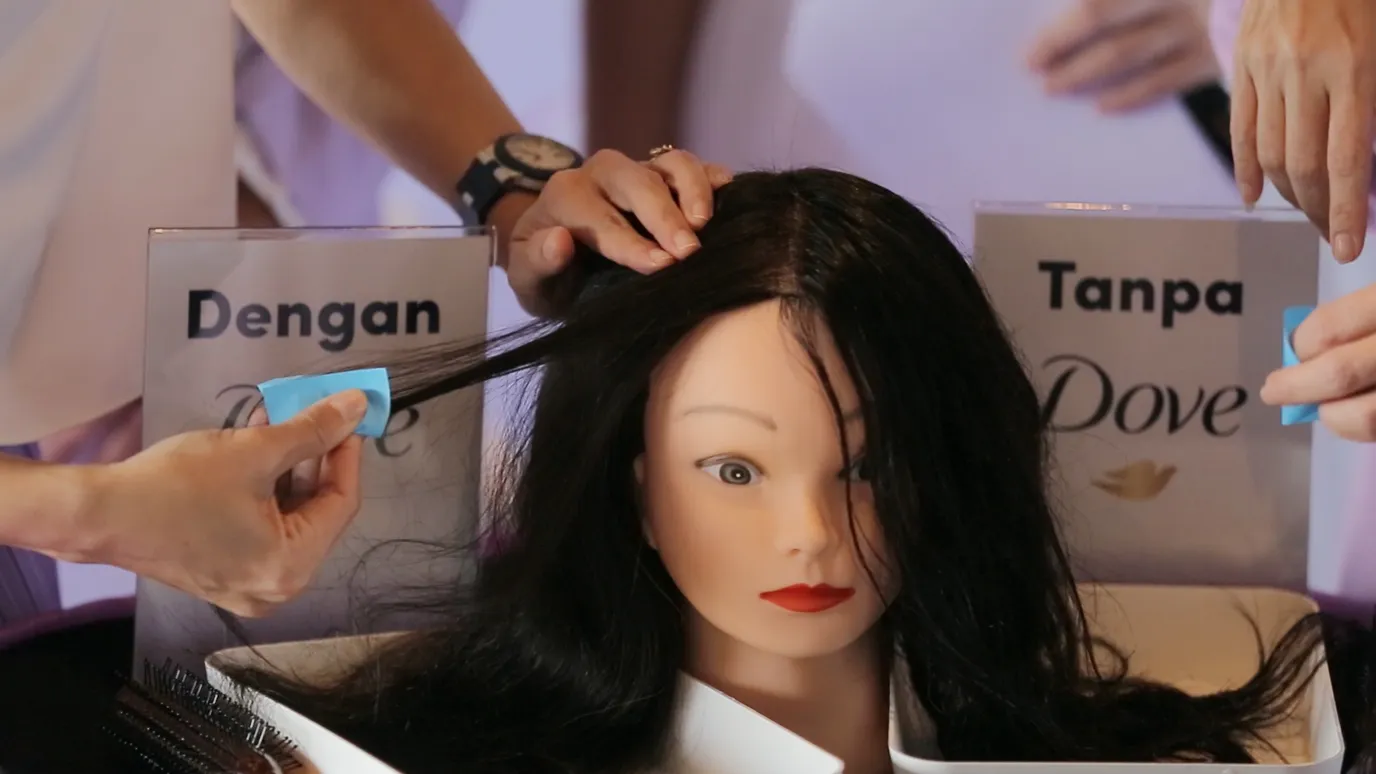 Demo manekin hair menggunakan Dove Micellar Shampoo/Kapanlagi.com