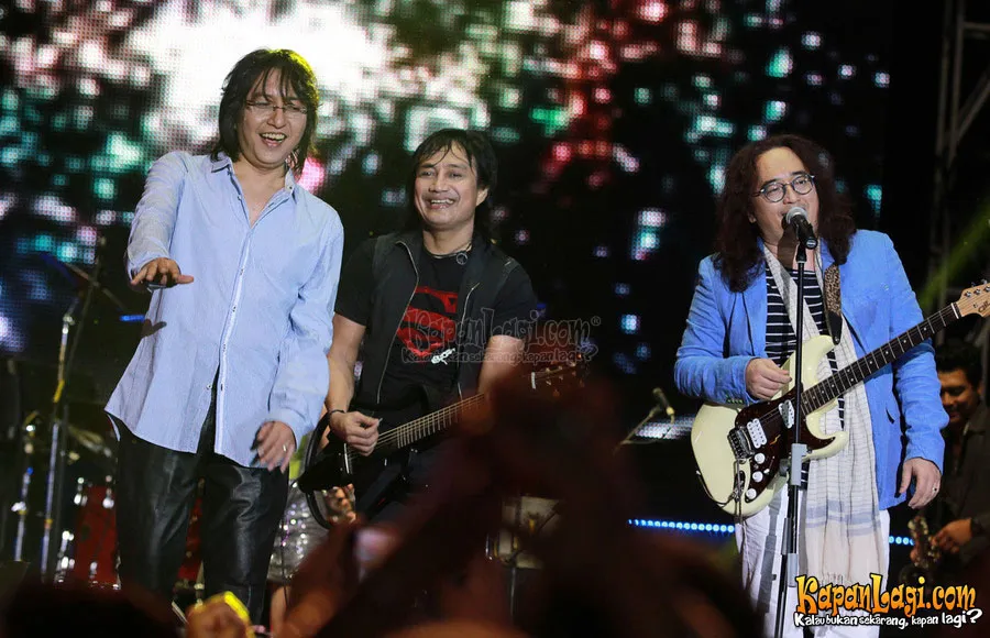 Katon saat bersama KLa Project.