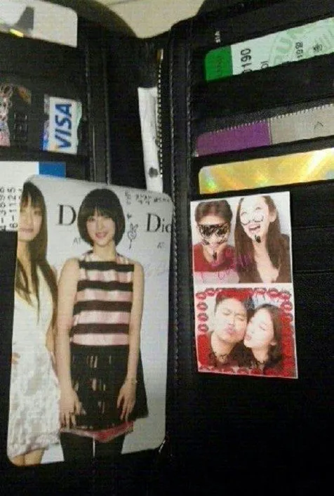 Dompet Choiza Dynmaic Duo yang berisi foto Sulli f(x) @allkpop.com