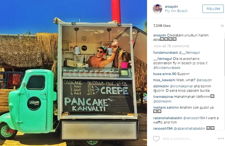 Aras Aydin topless jualan pancake di tepi pantai. @instagram/arsaydin