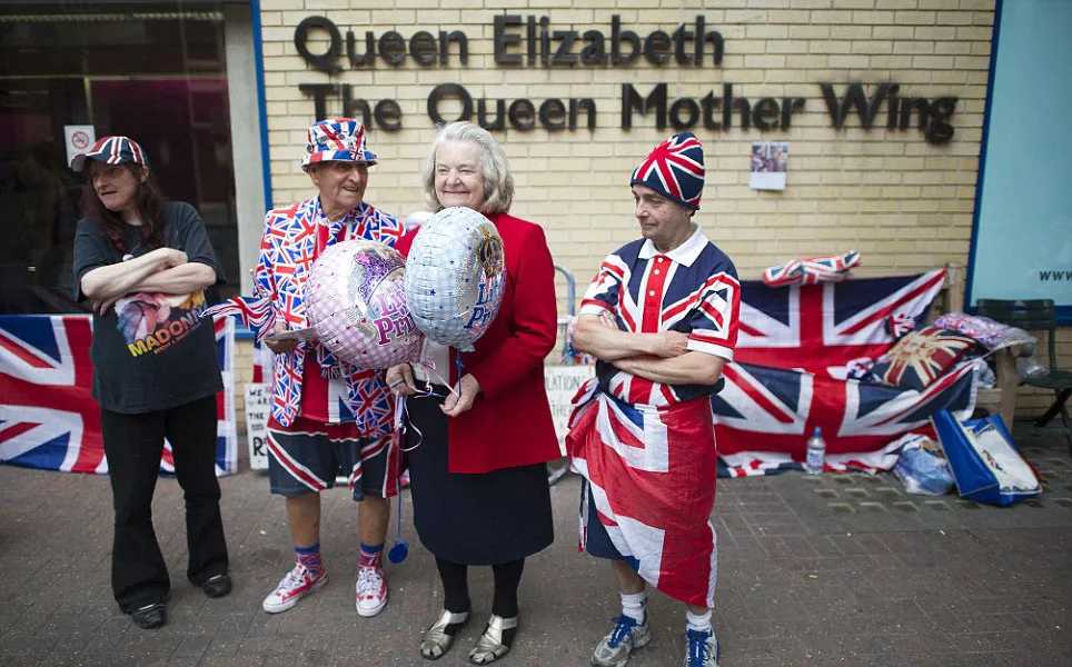 Tua muda, sama antusiasnya. @dailymail.co.uk