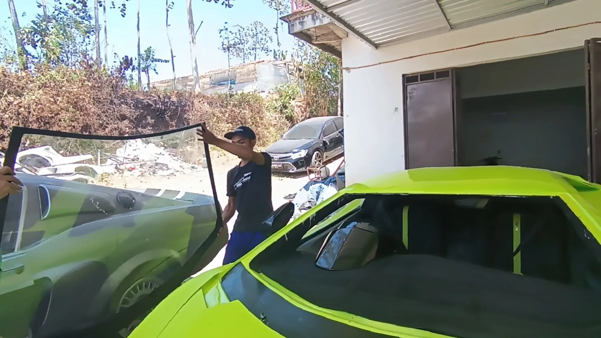 Pria Lulusan SMP di Kota Batu Eksport Replika Mobil Mewah / Credit Foto: KapanLagi.com/Darmadi Sasongko