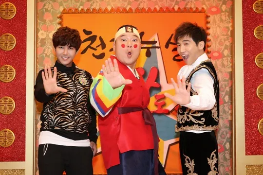 Kang Ho Dong dan Kwanghee di Knee Drop Guru ©soompi.com