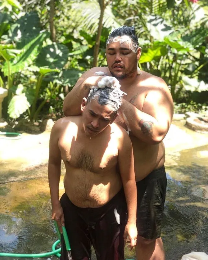 Ruben dan Igun asyik mandi bareng (credit: instagram.com/ivan_gunawan)