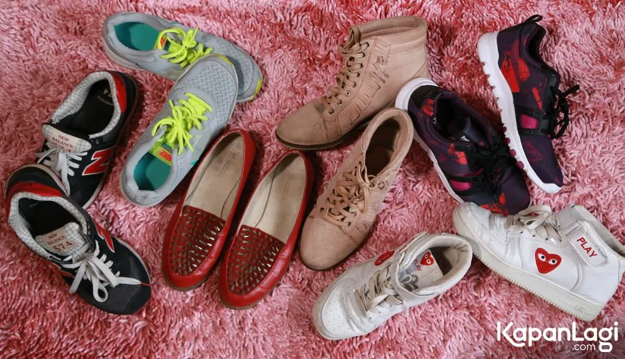 Berbagai koleksi sepatu terlihat ada di kediaman si cantik Vanda Rainy. Harganya pun bervariasi dan cukup terjangkau. ©KapanLagi.com/Agus Apriyanto