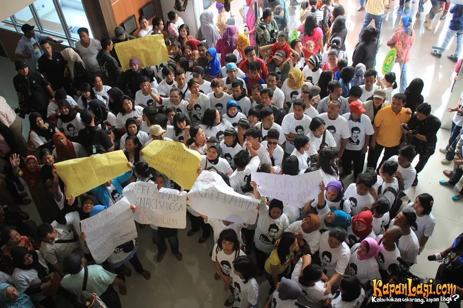 Pendukung Raffi Ahmad ikut menghadiri sidang praperadilan