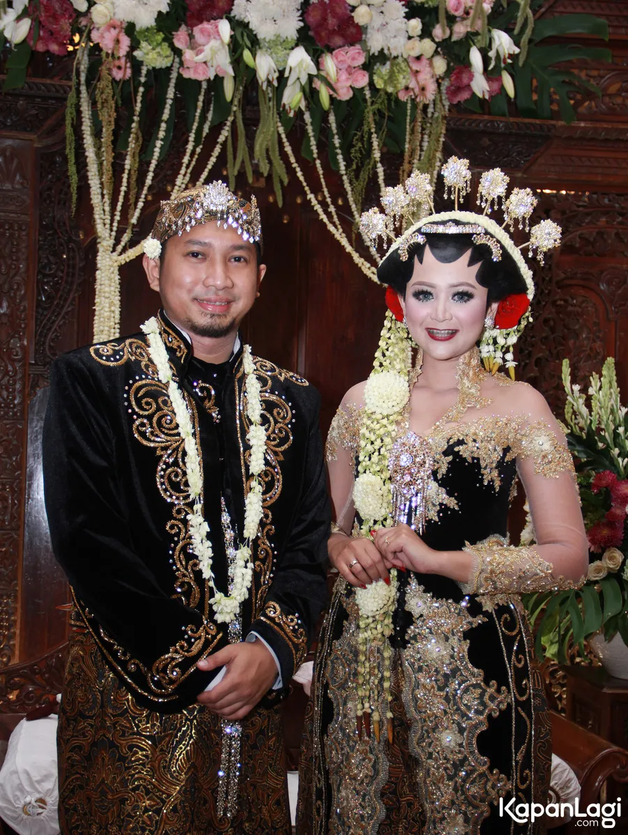 Konde akhirnya resmi menikahi Dwi Putri yang akrab disapa Iput. ©KapanLagi.com/Muhammad Akrom Sukarya