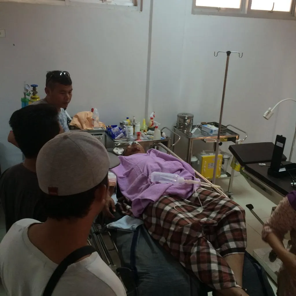 Kuntz Agus saat menerima perawatan di rumah sakit. ©Twitter/Hanung Bramantyo