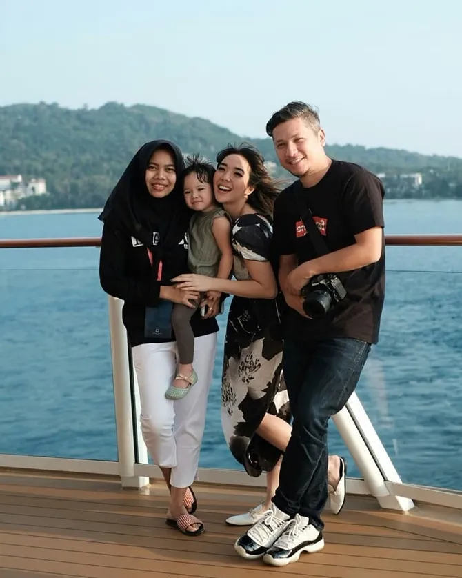Koneng bersama keluarga Gading ke Singapura (credit: instagram.com/gadiiing)