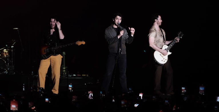 Konser Perdana Jonas Brothers 'The Tour' Sukses Digelar Di Jakarta